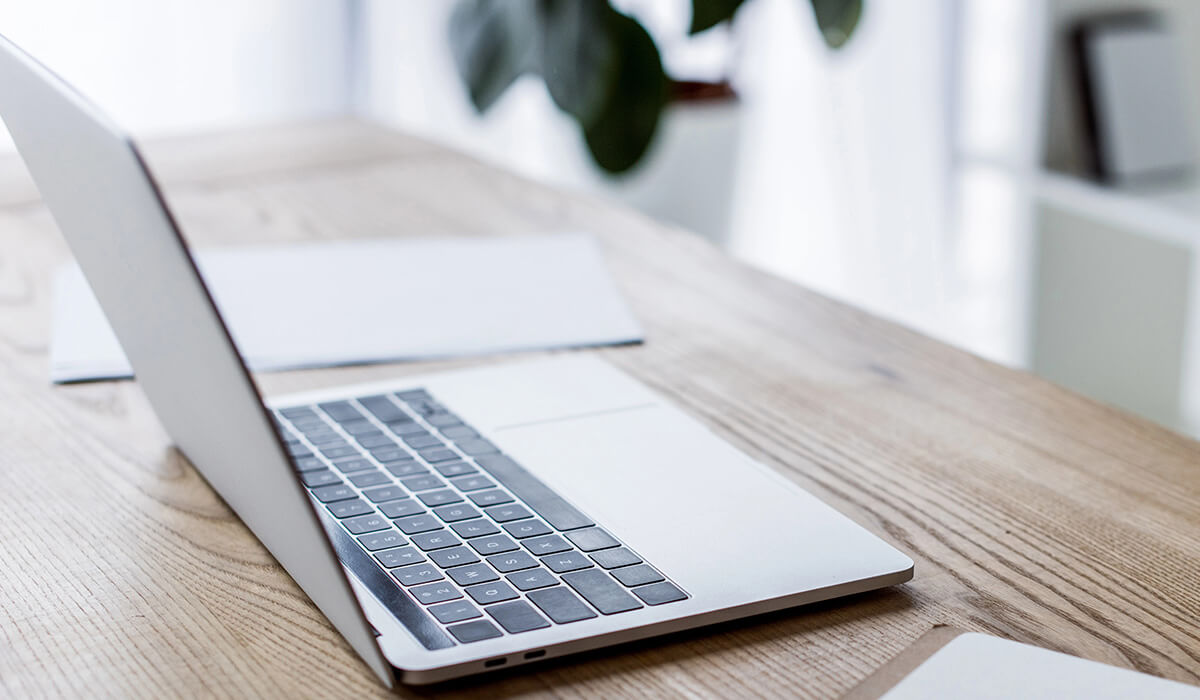 Laptop und Notizbuch am Schreibtisch – Online-Coaching bei aussichtsreich mit Gundula Bunge-Glenz