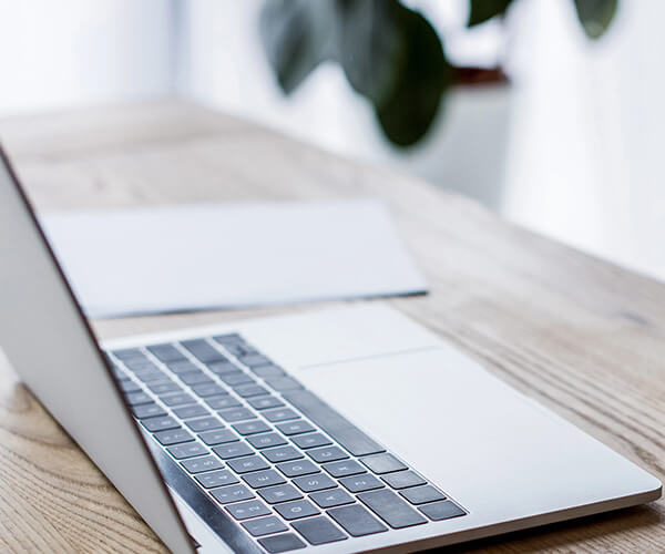 Laptop und Notizbuch am Schreibtisch – Online-Coaching bei aussichtsreich mit Gundula Bunge-Glenz