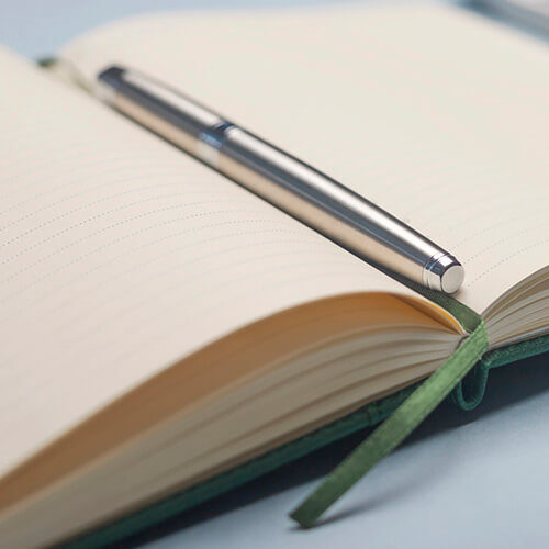 Aufgeschlagenes Notizbuch mit Stift – Planung und Ablauf des Coachings bei aussichtsreich